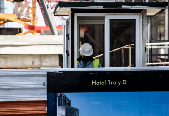 Frente al Malecón habanero crecen hoy las dos torres del nuevo hotel que debe concluirse en 2021 y tendrá 600 habitaciones y un costo de 81 millones. FOTO: Jans Sosa
